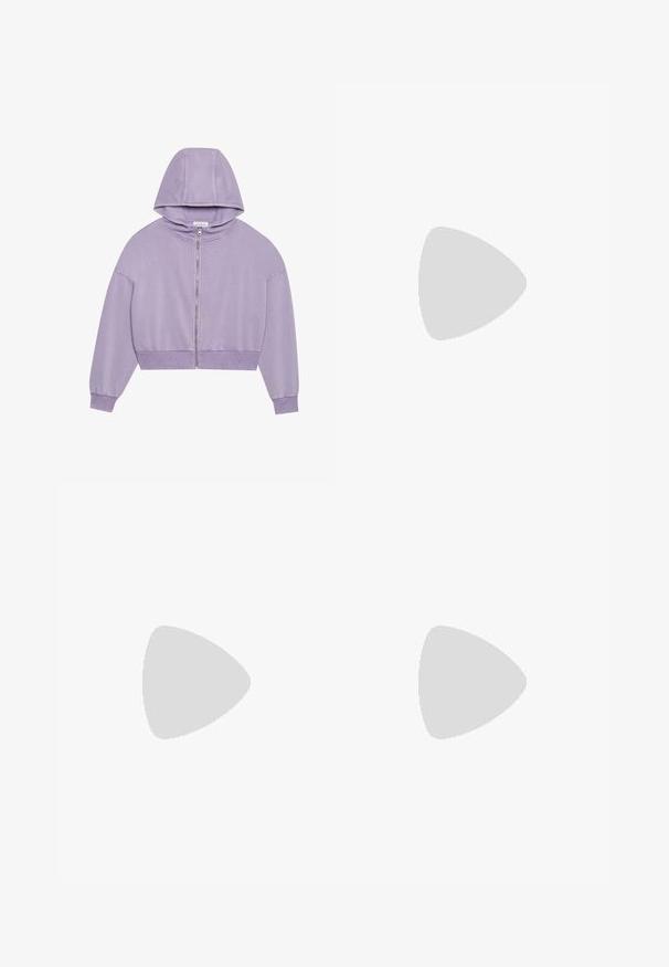 Felpa cropped viola con zip frontale, cappuccio, maniche ampie e polsini a coste. Realizzata in tessuto morbido con una texture liscia.; T-shirt a maniche corte a righe rosa e bianche. Presenta il logo nero "NIKE" con un design floreale. Realizzato in tessuto morbido e leggero.; Jeans azzurri a gamba larga in denim, con vita media, cinque tasche e chiusura con bottone accompagnata da un sottile accento metallico.; Scarpa da ginnastica rosa e crema realizzata con materiali in suede e rete, caratterizzata da un logo argento e dettagli testurizzati, suola sagomata e lacci.