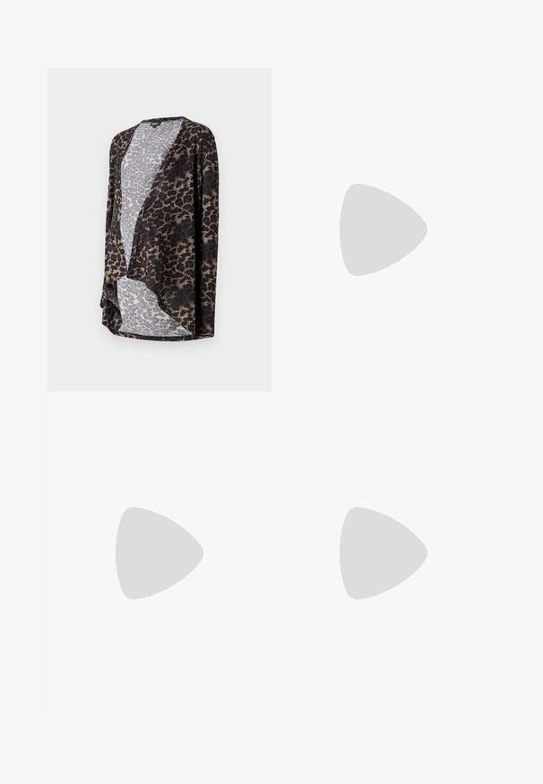Leopardmönstrad cardigan i mjukt material, med öppen framsida, flödande form och kontrasterande nyanser av brunt och grått.; Långärmad tröja i leopardmönster, med rund halsringning och mjukt tyg. Primära färger är svart och brunt med ljusa beigeaccenter.; Graviditetsbyxor med hög svart midja och ett mörkt leopardmönster. Tillverkade av mjukt, stretchigt tyg med en vid passform.; Vit sneaker tillverkad av slätt syntetmaterial, med rundad tå, snörningsdesign, platt sula och subtil perforerad detaljer.
