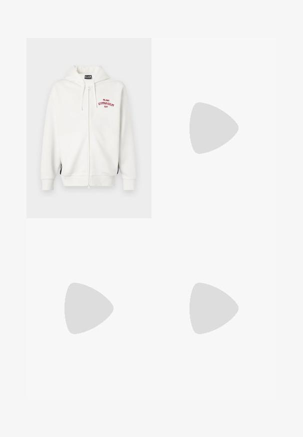 Felpa bianca con cerniera e ricamo rosso "MILANO GYMNASIUM EA7", dotata di tasca a marsupio e dettagli neri sui lati. Tessuto morbido, vestibilità rilassata.; T-shirt bianco in cotone con scollatura rotonda e maniche corte, con il logo oro EA7 Emporio Armani stampato sul fronte.; Pantaloni sportivi neri realizzati in tessuto morbido, con vita elastica e un piccolo logo EA7 giallo sulla parte bassa della gamba sinistra.; Sneaker in pelle bianca con una finitura liscia, punta rotonda, lacci piatti e suola testurizzata. Presenta un logo discreto sul tallone.