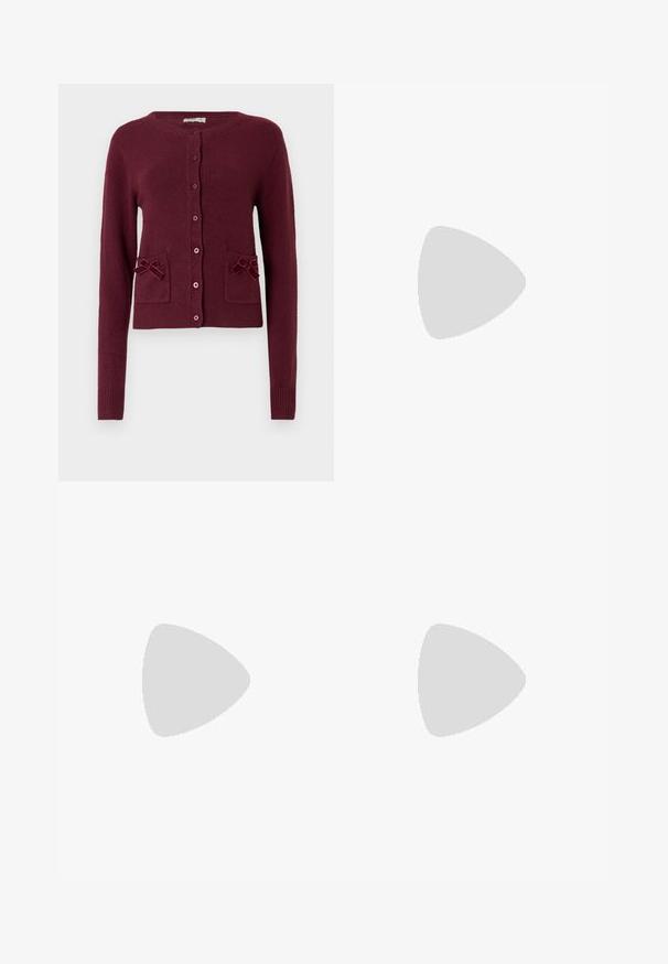 Bordový kardigán z textúrovanej látky s dlhými rukávmi, okrúhlym výstrihom, prednými gombíkmi a dvomi vreckami ozdobenými mašličkami.; Biela košeľa s gombíkmi vyrobená z hladkej bavlny, s klasickým golierom, dlhými rukávmi a zakriveným lemom. Gombíky sú malé a biele.; Hnedá bavlnená sukňa A-línie s vysokým pásom, so skladmi vpredu a hladkou textúrou. Hranice sú čisté a jednoduché.; Burgundské lakované balerínky s okrúhlou špičkou, malou mašľou na prednej strane a nízkou čiernou gumovou podrážkou. Hladký povrch.