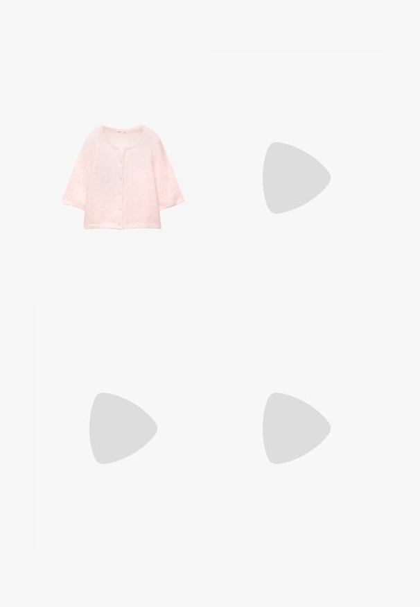 Rosa Kurzarm-Cardigan aus weichem, flauschigem Stoff. Rundhalsausschnitt, Knopfverschluss auf der Vorderseite und Rippdetails am Saum.; Hellblaues Hemd mit knöpfbarem Kragen, vertikalen weißen und dünnen roten Streifen, langen Ärmeln und abgerundetem Saum.; Hellblaue Jeans aus Denim mit hoher Taille, gerader Beinform, fünf Taschen und einem Knopfverschluss. Keine sichtbaren Muster.; Beige Wildlederschlappen mit einem geschnallten Riemen und Nietenakzenten, getragen zu weißen, weit geschnittenen Hosen, auf einem Holzboden.; Rosa Lederhandtasche mit strukturiertem Design, ausgestattet mit einem glänzenden Verschluss und einem einstellbaren Gurt. Texturierte Oberfläche mit goldfarbenen Beschlägen.