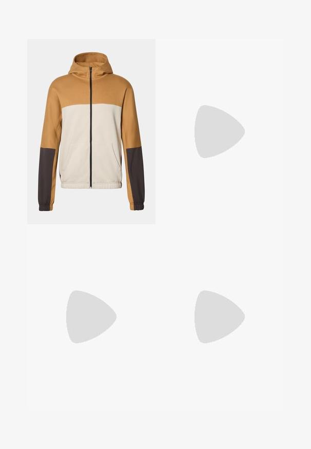 Felpa con cappuccio caratterizzata da un design a blocchi di colore in beige chiaro, marrone e marrone scuro. Chiusura con zip frontale, due tasche laterali e polsini elasticizzati.; T-shirt bianco a maniche lunghe in cotone con colletto rotondo. Presenta un piccolo logo nero sul petto. Texture liscia, vestibilità regolare.; Pantaloni sportivi neri con vita regolabile tramitecordino, vestibilità affusolata, polsini elasticizzati e un piccolo logo bianco sulla coscia sinistra, realizzati in tessuto morbido.; Scarpe da esterni nere realizzate in mesh e materiale sintetico, con una parte superiore testurizzata, un sistema di allacciatura sicuro e una suola robusta, su terreno roccioso.