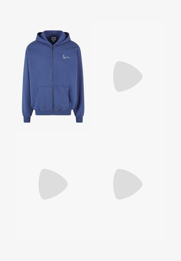 Kék, cipzáras kapucnis pulcsi puha anyagból, elülső zsebekkel, bordázott mandzsettákkal és rugalmas derékpánttal. A mellkason egy kis fehér logó található.; Fehér, rövid ujjú póló bordázott textúrával. Kerek nyakkivágás, laza szabás, nincs látható minta vagy díszítés. Egyszerű és sokoldalú dizájn.; Világoskék farmernadrág, laza fazonnal, közepes derékbőséggel és egyenes szárral. Öt zsebet, övbucskát és gombos záródást tartalmaz.; Cipő, amelynek sötétkék hálós felsőrésze, szürke velúr díszítései, fehér gumitalpa és lapos fehér fűzője van, a kényelem és a légáteresztő képesség érdekében tervezve.