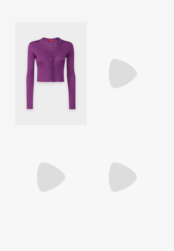 MAX&Co. SILVIA - Strickjacke - purple; Schwarzes schulterfreies Kleid mit gerafftem Ausschnitt, schmaler Passform und glatter Textur. Minimalistisches Design, knielang ohne zusätzliche Verzierungen.; Schwarze weite Hosen mit einer glatten Textur, ausgestattet mit einem hohen Bund und mittleren Falten. Keine sichtbaren Muster oder Hardware-Details.; Schwarze Ledersandale mit flacher Sohle, einem einzigen Zehenriemen und einem Knöchelriemen mit einer goldfarbenen Schnalle. Dekoratives Kettendetail auf der Vorderseite.