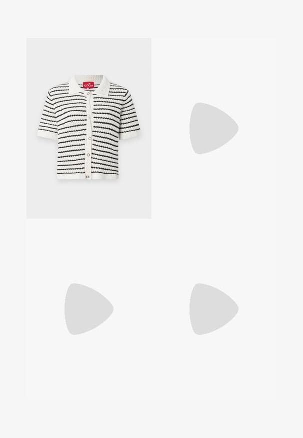 Kortermet cardigan i svart-hvitt stripete mønster, laget av teksturert strikket stoff, med krage og knappelukking foran.; Hvit T-skjorte med kort erm laget av myk bomull. Har rund hals og avslappet passform. Rent design uten synlige mønstre eller aksenter.; Lys blå linbukser med rette ben, knappefeste og oppbrett i kanten. Glatt tekstur, designet for uformelt bruk.; Lys rosa slingback leiligheter med spiss tå, laget av et glatt, læraktig materiale. Har utskjæringer på sidene og lav hæl.