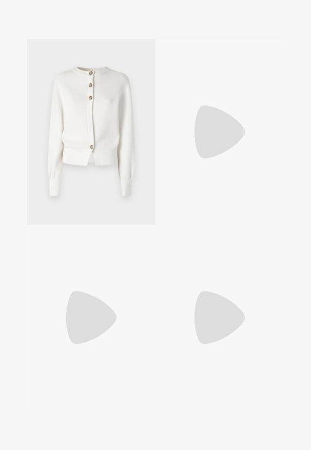 Cardigan bianco a maglia con scollatura rotonda, maniche lunghe e quattro bottoni marroni sul fronte. Design accorciato con polsini a coste.; Due top in maglia senza maniche, a collo alto, in nero e bianco, con un design aderente e una superficie liscia, di lunghezza cropped.; Pantaloni neri a gamba larga realizzati in tessuto leggero, caratterizzati da una chiusura frontale con bottone e frontale piatto, con orli cuciti con precisione.; Scarpe sportive con tomaia in pelle bianca, punta in suede grigia e tre strisce nere. Presentano un logo blu sulla linguetta e una suola in gomma testurizzata.