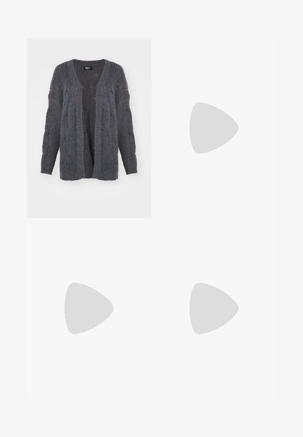 Cardigan grigio in maglia con texture a costine, apertura frontale e dettagli a treccia sulle maniche. Presenta maniche lunghe e una vestibilità rilassata.; T-shirt bianco in cotone con maniche corte a sbuffo, caratterizzato da piccoli dettagli argento lungo le maniche. Collo rotondo classico, vestibilità comoda.; Gonna mini in denim bianco con taglio dritto, caratterizzata da una piccola fessura laterale e dettagli di cucitura puliti per un design minimalista.; Pump in pelle nera con punta affusolata, cinturino alla caviglia e tacco spesso. Texture piatta, design elegante ed estetica minimalista.