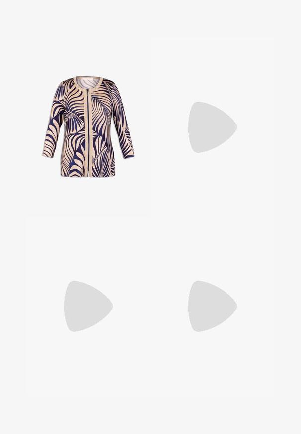 Giacca a maniche lunghe con stampa di foglie blu navy e beige, dotata di chiusura frontale con zip e collo rotondo. Materiale morbido e leggero.; T-shirt bianca in cotone con maniche corte, scollatura a girocollo e vestibilità rilassata. Texture liscia e design semplice, senza motivi o dettagli.; Jeans in denim blu scuro con taglio dritto, dotati di due tasche posteriori e cuciture visibili lungo le cuciture e gli orli.; Mocassini neri con texture in pelle di coccodrillo, caratterizzati da una fascia prominente sul collo del piede, esposti su uno sfondo bianco.; Orecchini a cerchio in tono argento con una fila di pietre trasparenti e un pendente di cristallo rotondo appeso a ciascuno. Metallo lucido, design elegante.