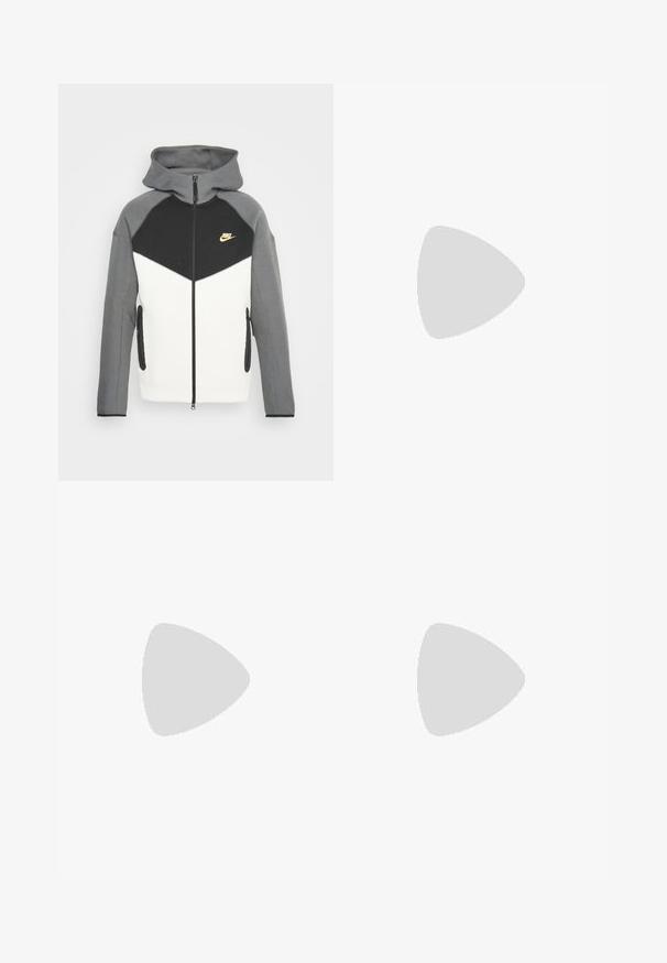 Felpa con zip grigia e nera, con una sezione inferiore bianca, dotata di cappuccio, tasche laterali e un logo Nike dorato sul petto.; T-shirt bianco in cotone con maniche corte e colletto tondo. Presenta un piccolo e discreto logo Nike sul petto e un'etichetta laterale.; Pantaloni corti bianchi con vita elasticizzata e coulisse, presentati su uno sfondo chiaro e semplice. Adatti per un abbigliamento casual o per la stagione calda.; Scarpe da ginnastica bianche con accenti neri e ammortizzazione verde. Presentano una tomaia testurizzata, chiusura con lacci e logo del marchio visibile.