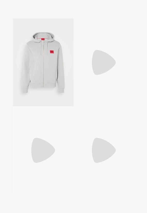 Felpa zip grigia chiara con cappuccio regolabile, tasche laterali, polsini a costine e un piccolo logo quadrato rosso con il nome del marchio sul petto.; T-shirt nera in cotone con il testo "HUGO" rosso audace sul davanti, maniche corte, scollo rotondo e vestibilità rilassata.; Pantaloni felpati neri realizzati in tessuto morbido, con vita regolabile tramite cordoncino, vestibilità slim e una patch rossa con logo sulla coscia sinistra.; EA7 Emporio Armani LACES UNISEX - Sneakers basse - black/white