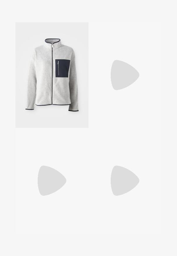 Siva flis jakna s visokim ovratnikom, mornarsko plavi džep i kontrastni detalji. Ima prednji zip i duge rukave. Mekana tekstura.; Bijela pamučna majica kratkih rukava s okruglim izrezom, s malim zlatnim EA7 logotipom na lijevoj strani prsnog područja.; Crne široke hlače izrađene od glatke tkanine s visokim rastezljivim pojasom. Hlače su pune dužine i imaju jednostavan dizajn bez uzoraka.; Bijele tenisice s teksturiranim gornjim dijelom, zlatnim akcentima i dizajnom logotipa. Imaju crnu potplat i vezanje za sigurno pristajanje.