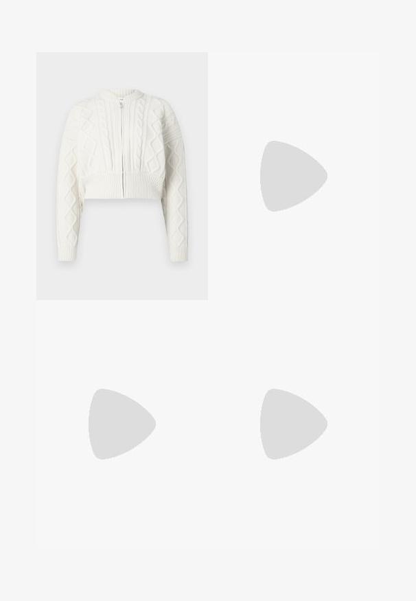Kort witte cardigan met kabelbrei-textuur, ronde halslijn en ritssluiting. Voorzien van ribgebreide manchetten en zoom voor een veilige pasvorm.; Zwarte T-shirt met korte mouwen, gemaakt van zachte katoen. Klassiek ontwerp met ronde hals en een eenvoudige, ongecompliceerde uitstraling met een comfortabele pasvorm.; Zwarte satijnen hoge taillebroek met rechte wijde pijpen, riemlussen en een platte sluiting op een effen witte achtergrond.; Zwarte leren kniehoge laarzen met een gladde textuur, vierkante neus, blokhak en zijhandvat, met minimale stikseldetails.