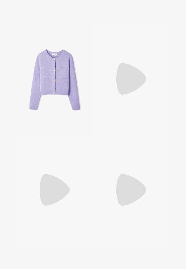 Lila zkrácený kardigan s texturovaným pletením, kulatým výstřihem, dvěma předními kapsami a zlatými knoflíky.; Dvě bezrukávové halenky s ribovým stojáčkem v černé a bílé barvě, které mají přiléhavý střih a hladkou texturu, s krácenou délkou.; Černé široké kalhoty z lehkého materiálu s předním zapínáním na knoflík a hladkým předním dílem, s pečlivě přišitými lemy.; Sportovní boty s bílým koženým svrškem, šedou semišovou špičkou a třemi černými pruhy. Obsahují modré logo na jazyku a texturovanou gumovou podrážku.