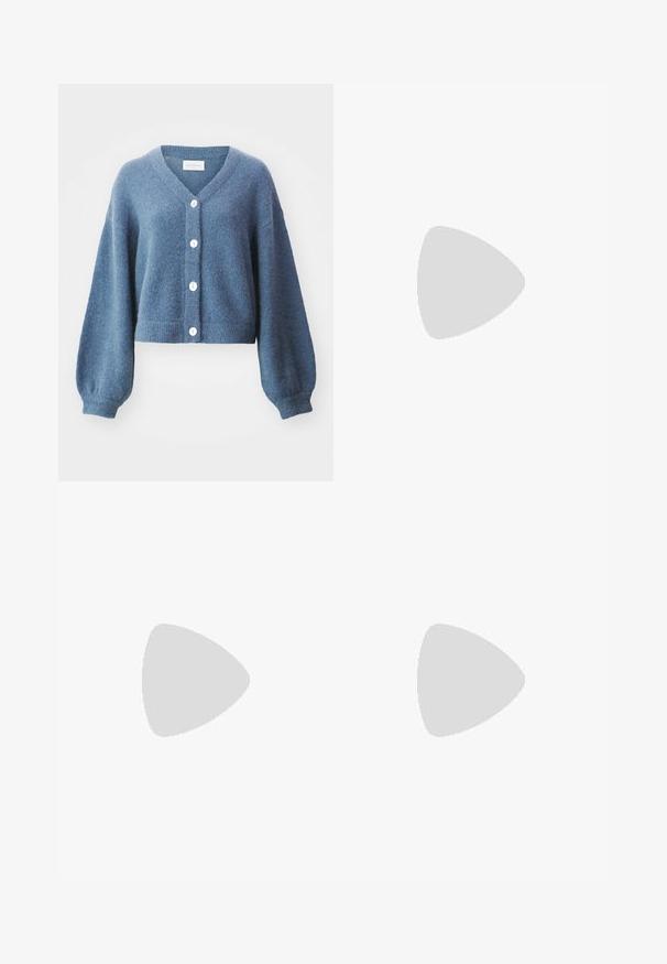 MSCH Copenhagen HOPE CARDIGAN - Kardigán - bluefin; Tričko s dlhým rukávom v troch farbách: čiernej, sivej a bielej. Každé má okrúhly výstrih a skrátený strih vyrobený z hladkej, ľahkej tkaniny.; Čierne legíny s flared strihom vyrobené z elastického materiálu. Majú široký pás a hladkú textúru, s priliehavým siluetom, ktorý sa na okraji rozširuje.; Sivé semišové tenisky s bielymi šnúrkami, čiernymi pruhmi a bielou gumovou podrážkou. Obsahujú okrúhly logo na jazyku a gumenú podrážku.