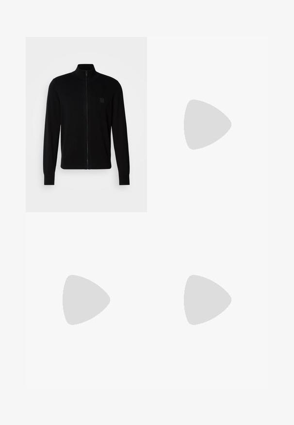 Svart zip-up tröja gjord av ett mjukt stickat tyg, med en ståkrage, långa ärmar och en diskret texturerad logotyp på bröstet.; Svart bomullströja med rund hals och korta ärmar. Har en lös passform och en enkel design utan mönster eller accenter.; Svarta vida byxor med slät front, två sidofickor, veckad design och en kontrasterande röd midjeresår.; Svart låg skor i läder med svarta snören och off-white sula, visas i sidoprofil på vit bakgrund.