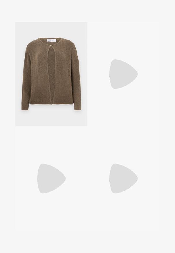 Barna, nyitott elülső kardigán lekerekített nyakkivágással és hosszú ujjakkal. Egyetlen gombos záródással és bordázott mandzsettákkal, valamint szegéllyel rendelkezik. Puha tapintású.; Fehér pamut póló rövid ujjakkal, kerek nyakkal és minimális szürke logó részlettel az elején. Simább textúra, normál illeszkedés.; Sötétkék farmernadrág, rugalmas derékkal és húzózsinórral. Széles szárú kialakítás, befejezett szegélyekkel és sima, texturált felülettel.; Fekete bőr mules cipők, hegyes orral és alacsony, blokk sarkú kialakítással. Simább textúrával és elegáns dizájnnal. Nyitott hátú, minimális részletezéssel.