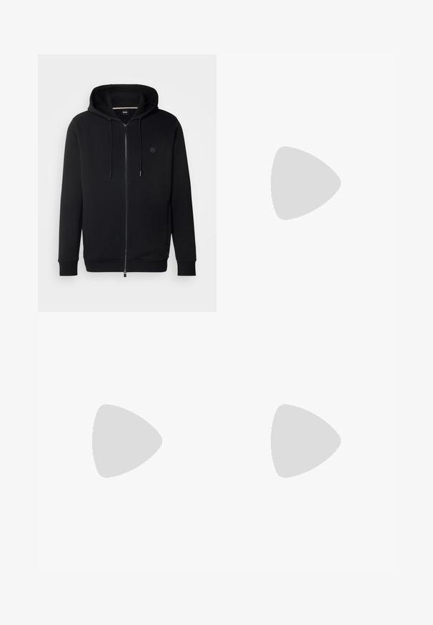 Felpa nera con zip realizzata in tessuto di cotone morbido. Caratterizzata da un cappuccio con cordino e dettagli con logo sul petto, con polsini e orlo a coste.; T-shirt nera in cotone con scollatura rotonda, maniche corte e logo bianco "BOSS" centrato sul petto. Texture liscia, vestibilità casual.; Pantaloni della tuta neri realizzati in materiale morbido, con vita elastica, coulisse e gambe affusolate. Presenta un piccolo logo sul lato.; Scarpa da corsa nera con superficie testurizzata, dettagli grigio chiaro e tre strisce orizzontali marroni. Presenta una suola bianca imbottita.