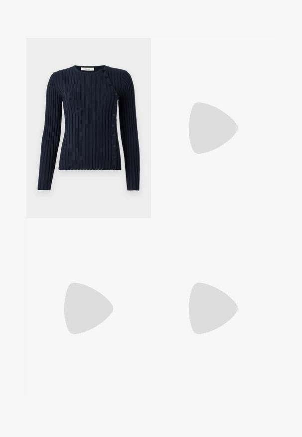 Navyblauer, gerippter Pullover mit langen Ärmeln, Rundhalsausschnitt und Knopfverschluss auf der linken Seite. Hergestellt aus einem weichen Strickmaterial.; Schwarzes kurzärmliges T-Shirt aus Baumwolle. Verfügt über einen Rundhalsausschnitt, einen lässigen Schnitt und einen sauberen Saum ohne sichtbare Muster oder Beschläge.; Schwarze ausgestellte Jeans aus Denim. Verfügt über einen Knopfverschluss, fünf Taschen und eine glatte Textur. Der ausgestellte Beinabschnitt beginnt unterhalb des Knies.; Dunkelblaue Sneaker mit einem strukturierten Obermaterial, weißer Plattformsohle, runder Zehenpartie und schwarzem Fersenakzent. Verfügt über sechs Ösen für die Schnürsenkel.