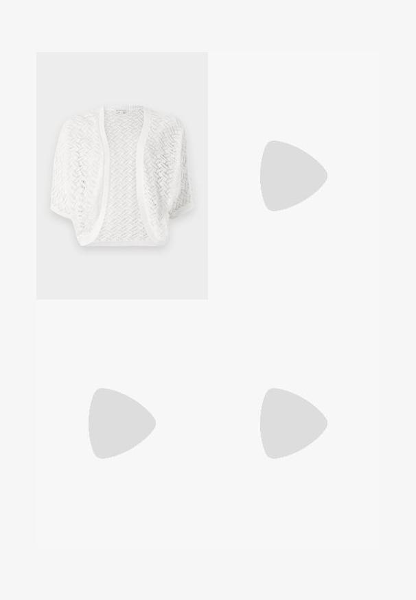 Cardigan blanc en tricot ouvert avec un motif texturé, manches courtes et col côtelé. Tissu léger et respirant.; Haut rayé bleu marine et blanc à manches longues avec un col bateau et des accents de boutons dorés sur les manches retroussées. Tissu doux, coupe décontractée.; Pantalons larges noirs en tissu lisse, avec deux poches accentuées de blanc et boutons décoratifs à l'avant.; Escarpins slingback en cuir verni noir avec un embout pointu, un design à découpes arrondies et un talon carré. Présente un accent de boucle en ton doré.