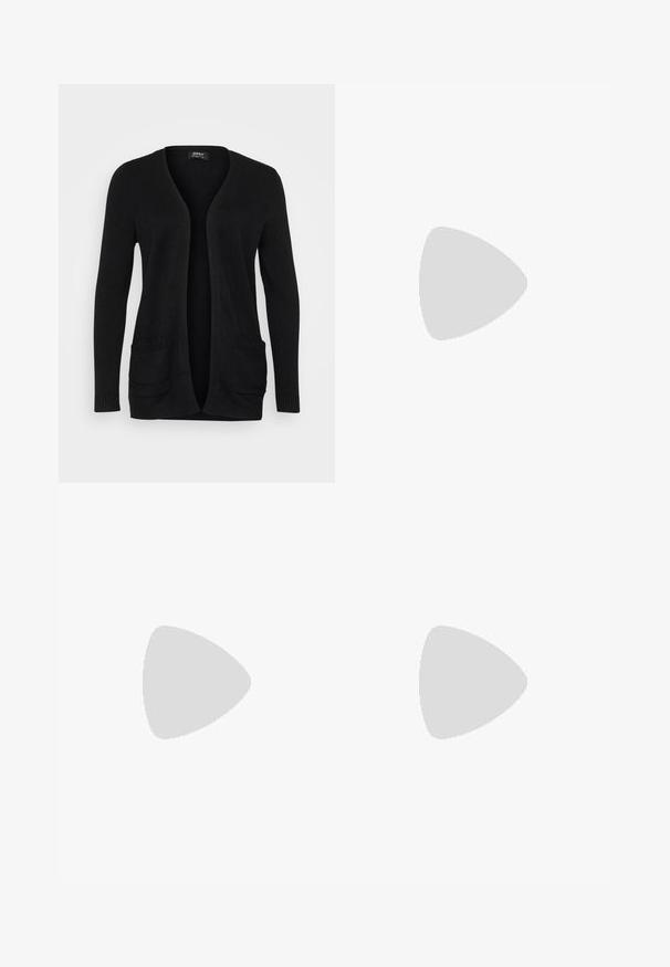 Schwarze Strickjacke mit V-Ausschnitt, offener Front, langen Ärmeln und zwei vorderen Taschen mit Rippdetails. Hergestellt aus weichem Strickmaterial.; Schwarzes, geripptes Tanktop mit gewellten Spitzenabschluss am Saum. Mit dünnen Trägern und einer figurbetonten Passform. Hergestellt aus dehnbarem Material.; Schwarze enge Jeans aus Denim mit hoher Taille, Fünf-Taschen-Design und rohem Saum an den Knöcheln. Klassischer Knopf- und Reißverschluss.; Schwarzer Knöchelstiefel aus weichem Wildleder, mit einer spitzen Zehe und hohen Stiletto-Absätzen. Minimalistisches Design ohne sichtbare Beschläge oder Muster.