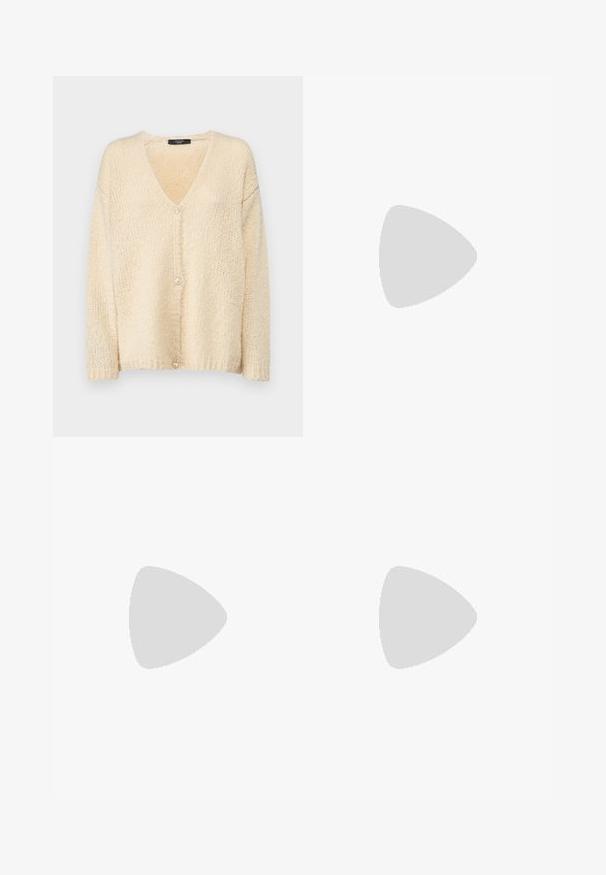 Cremefarbener Cardigan aus weichem, strukturiertem Garn. Verfügt über einen V-Ausschnitt, lange Ärmel und eine vordere Knopfleiste mit einem einzigen Knopf.; Langärmliges weißes T-Shirt aus geripptem Baumwollstoff, mit rundem Ausschnitt und geradem Saum. Einfaches Design ohne Muster oder Akzente.; Schwarze, maßgeschneiderte Hose mit geradem Bein, ausgestattet mit Gürtelschlaufen und Seitentaschen. Hergestellt aus glattem Stoff mit sauberem Finish.; Schwarze Leder-Stiefeletten mit spitzem Zehenbereich und Blockabsatz, kombiniert mit glänzenden silbernen Hosen, die elegante Texturen und kontrastierende Farben zur Geltung bringen.