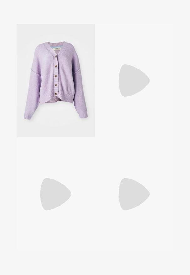 Lilla cardigan med v-udskæring, oversized pasform, ribbet kant og lukning med fem knapper foran. Blød tekstur med subtilt vævet mønster.; Hvid crop tank top lavet af en bomuldsblanding. Har en nøglehulsskæring på ryggen og sorte trykte logodetaljer på fronten.; Lyserøde elastik-bukser med afslappet pasform. Har et rødt logo på venstre side og en glat, let struktur.; Brune læder mokkasiner med frynseakkenter, tekstureret overflade og kontrasterende gul syning langs den sorte gummisål. Sidevinkel.