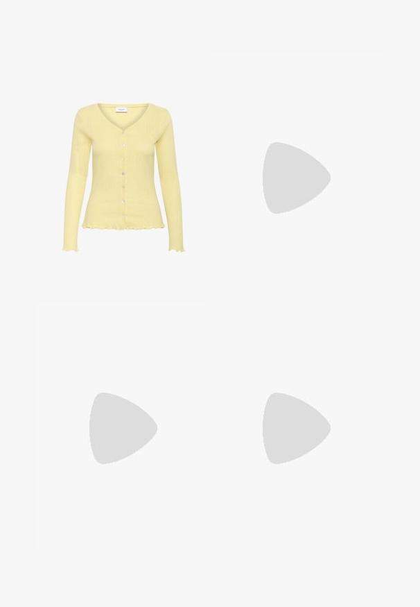 Ljusgul cardigan med ribbat mönster, V-ringning, långa ärmar och sex knappar. Har en volangkant och fint detaljerat mönster.; Vit skräddarsydd topp i ribbat tyg med korta ärmar och rynkade detaljer på sidorna för textur och form.; Vita vida byxor i vid passform gjorda av ett lättviktsmaterial. Har en elastisk midja med dragsko och sidofickor. Slät textur.; Vit högklackad sandal med en kraftig klack, med ett remdesign och ankelband. Slät textur med en plattform framtill för ökad höjd.