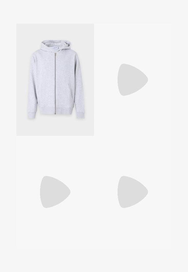 Siva zip-up kapuca iz mehkega blaga, ki vključuje kapuco, sprednje žepe, rebraste manšete in ravno obrobo.; Bela majica s kratkimi rokavi iz rebraste tkanine. Okrogli izrez, sproščen kroj, brez vidnih vzorcev ali naglasov. Preprosta in vsestranska zasnova.; Bele trenerke narejene iz mehkega blaga, z elastičnim pasom in manšetami, gladke teksture in ohlapnega kroja.; Sneaker v kremni barvi s perforiranim detajlom, vezalkami in logotipom na strani, prikazan na enostavni beli ozadju.