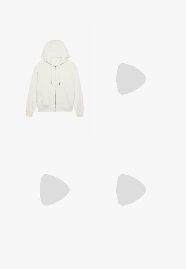 Biely zip-up mikina vyrobená z mäkkej tkaniny. Má kapucňu so sťahovacou šnúrkou, predné vrecká a rebrované manžety. Jednoduchý, minimalistický dizajn.; Čierne oversized tričko s grafikou medveďa a textom "NIE ROZTOMILÉ ALE DIVOKÉ" v tučnom bielom písmene. Bavlnený materiál.; Svetlomodré, vysoké džínsy vyrobené z denimu. Majú široké nohavice, dve roztrhnuté kolená a klasický päťvreckový strih.; Biele vysoké plátené tenisky s čiernou gumovou podošvou, prednou gumovou špičkou a šiestimi okami na šnúrky, s čistým, minimalistickým dizajnom.