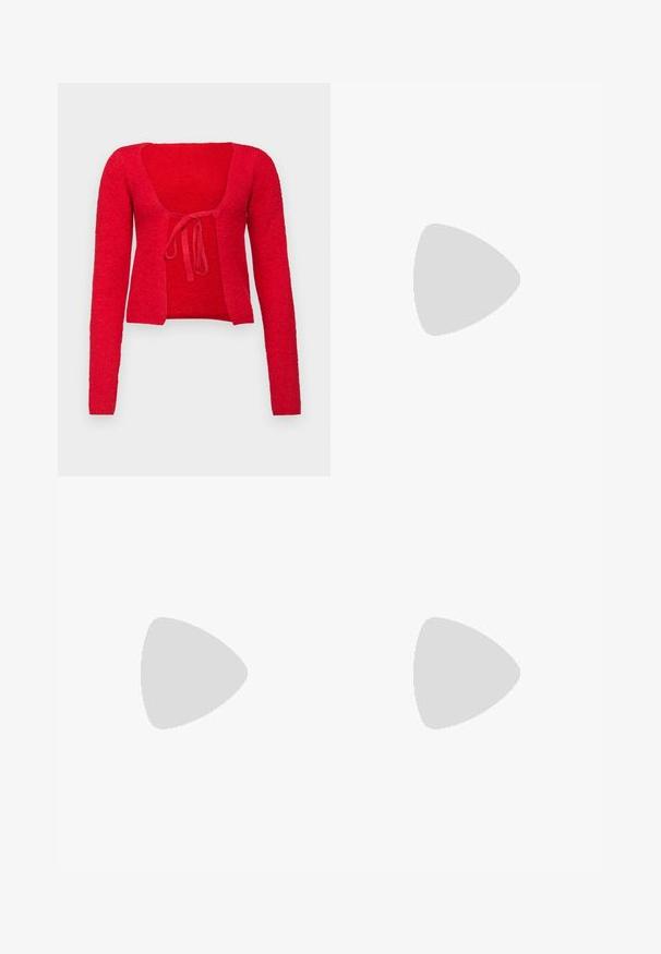 BDG Urban Outfitters Jopica - red; Bela prilegajoča majica iz rebraste tkanine s kapicami in nabranimi detajli ob straneh za teksturo in obliko.; Bele široke hlače iz lahkega materiala. Imajo elastičen pas s vrvico in stranske žepe. Gladka tekstura.; Bele sandale na visoki peti bele barve z sijočim satinastim zgornjim delom, širokim blok peto in zankasto naramnicjo z majhnim sponko. Gladke teksture, minimalistična zasnova.