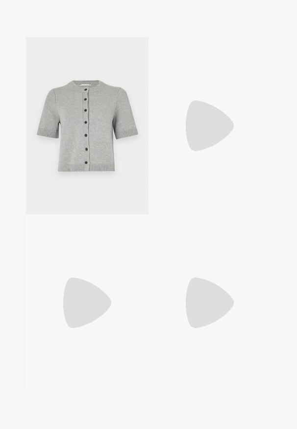 Hellgraue, kurzärmlige Strickjacke aus einem gestrickten Stoff mit rundem Ausschnitt, fünf dunklen Knöpfen entlang der Front und gerippten Abschlüssen.; Even&Odd Petite 2 PACK - Top - light grey/black; Weiße Leinenhosen mit einem Kordelzugbund, die eine lockere Passform und ein gerades Bein-Design bieten. Glatte Textur, keine sichtbaren Muster oder Akzente.; Hellrosa Wildledersneaker mit dunkelblauen Lederstreifen und einer Gummisohle. Merkmale sind flache Schnürsenkel sowie ein Branding an der Seite und Zunge.; Tote-Bag aus braunem Leder mit zwei langen Tragegriffen, runder Form, glatter Textur und dezenten stitching-Details. Keine sichtbaren Beschläge oder Akzente.