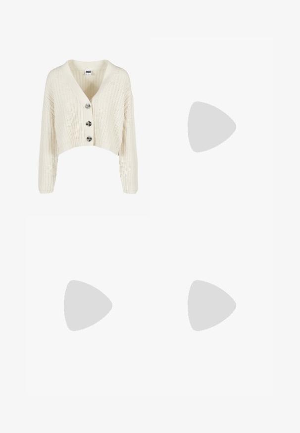 Gestrickte, kurze Cardigan in Off-White, mit tiefem V-Ausschnitt, drei großen schwarzen Knöpfen sowie gerippten Bündchen und Saum. Strukturiertes Gewebe.; Weißes Baumwoll-T-Shirt mit kurzen Ärmeln und rundem Ausschnitt. Einfaches Design, lockere Passform, glatte Textur. Keine Muster oder Verzierungen sichtbar.; Dunkelblaue gerade Jeans mit Fronttaschen, Gürtelschlaufen und einem Knopfverschluss.; Flache Sandalen mit einer honigfarbenen Gummisohle, gestaltet mit drei überlappenden weißen Lederriemen und einem kleinen Schleifendetail in der Mitte.