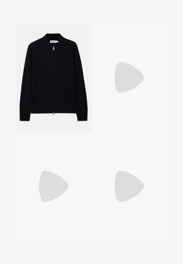 Svart langermet genser med glidelås og krage, ribbet mansjetter, subtilt frontlogo og merketag inni kragen.; Hvit T-skjorte laget av bomull, med korte ermer, rund hals og en liten grå logo på venstre brystområde. Smooth tekstur.; Svarte bukser med elastisk midjebånd, flat front, to sidelommer og dekorative sømmer. Ingen synlige mønstre eller metallbeslag.; Sorte skinnloafers med glatt finish, dekorativ søm og en liten hæl. Har et lite aksentpanel i brunt.