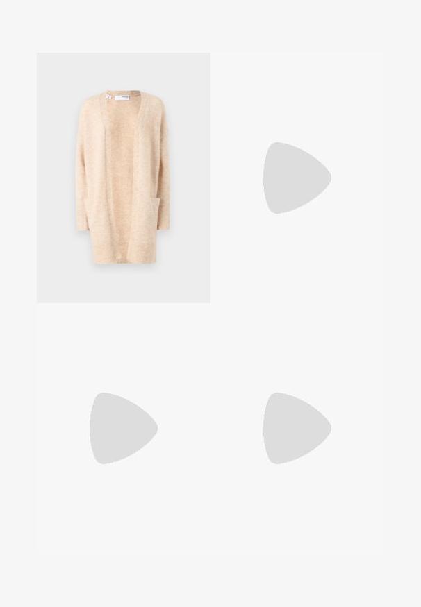 Cardigan beige realizzato in morbido tessuto a maglia con scollatura a V, apertura frontale e due tasche laterali. Presenta polsini e orlo a costine.; Set di due maglie a collo alto, in bianco e nero. Maniche corte, in morbido cotone e design aderente. Senza fantasie né grafiche.; Jeans bianchi a vita alta con taglio ampio, realizzati in denim; presentano cinque tasche, rivetti in rame e chiusura con zip.; Scarpe in pelle nera con punta arrotondata, suola piatta e una cintura con dettaglio fibbia. Tacco a blocco spesso per una maggiore stabilità.