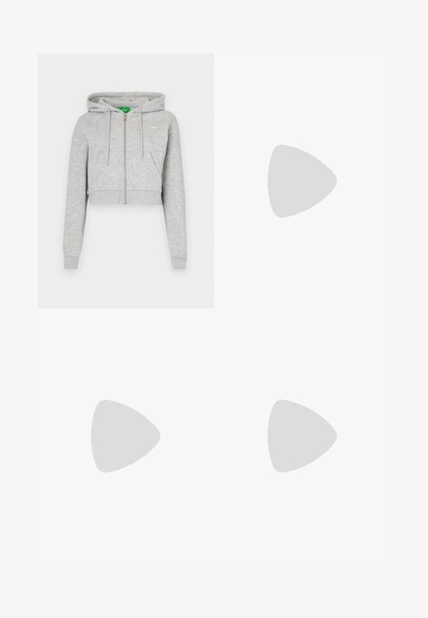 Felpa grigia corta con zip frontale, cappuccio regolabile con cordino e tasche anteriori. Realizzata in tessuto morbido con polsini e orlo a coste.; T-shirt bianco a maniche corte realizzato in morbido cotone, con scollo a girocollo e forma aderente. Senza motivi o decorazioni visibili.; Pantaloni della tuta grigio chiaro con una vestibilità rilassata, vita elasticizzata, cordoncino e tasche laterali; realizzati in un morbido tessuto testurizzato.; Scarpa da atletica Nike in bianco e rosa chiaro. Presenta una tomaia in rete e una suola curva distintiva con ammortizzazione ad aria visibile.
