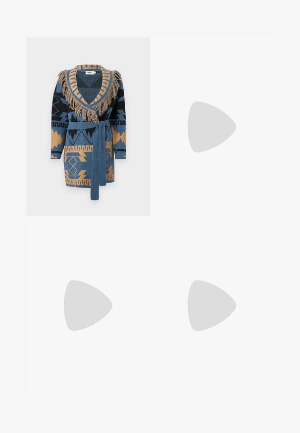 Zils un brūns rakstains adīts kardigans ar frizētu šalu apkakli un saskaņotu jostu, sasietu ap vidukli, izlikts uz baltas fona.; Balta pogājamā krekla augšdaļa, izgatavota no gluda kokvilnas, ar klasisku apkakli, garām piedurknēm un izliekto apakšmalu. Pogas ir mazas un baltas.; Brūna kokvilnas A formas svārki ar augstu jostasvietu, kurai priekšā ir krokas un gluda tekstūra. Apakšmala ir tīra un vienkārša.; Burgundijas laku ādas baleta kurpes ar noapaļotu purngalu, nelielu loku akcentu priekšā un zemu melnu gumijas zoli. Gluda tekstūra.