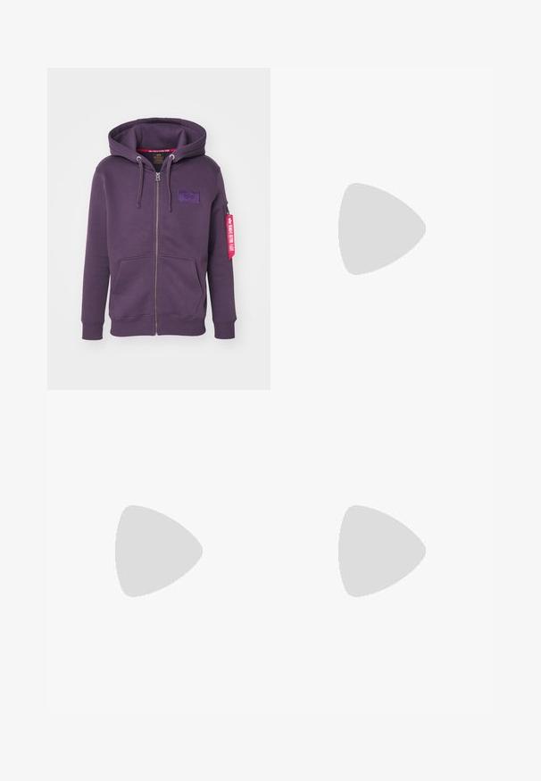 Felpa con zip viola caratterizzata da una patch logo frontale, cappuccio regolabile con cordino, due tasche frontali e un'etichetta rossa sul manica.; Due magliette di cotone bianche a maniche corte e collo rotondo. Tessuto liscio, senza motivi visibili, vestibilità standard.; Jeans in denim nero con una vestibilità ampia, caratterizzati da cuciture bianche a contrasto, chiusura a bottone e un design a gamba dritta.; Sneaker in suede beige con accenti bianchi, punta rotonda, suola in gomma testurizzata e design low-top. Dettagli di cucitura lungo i lati e i lacci.