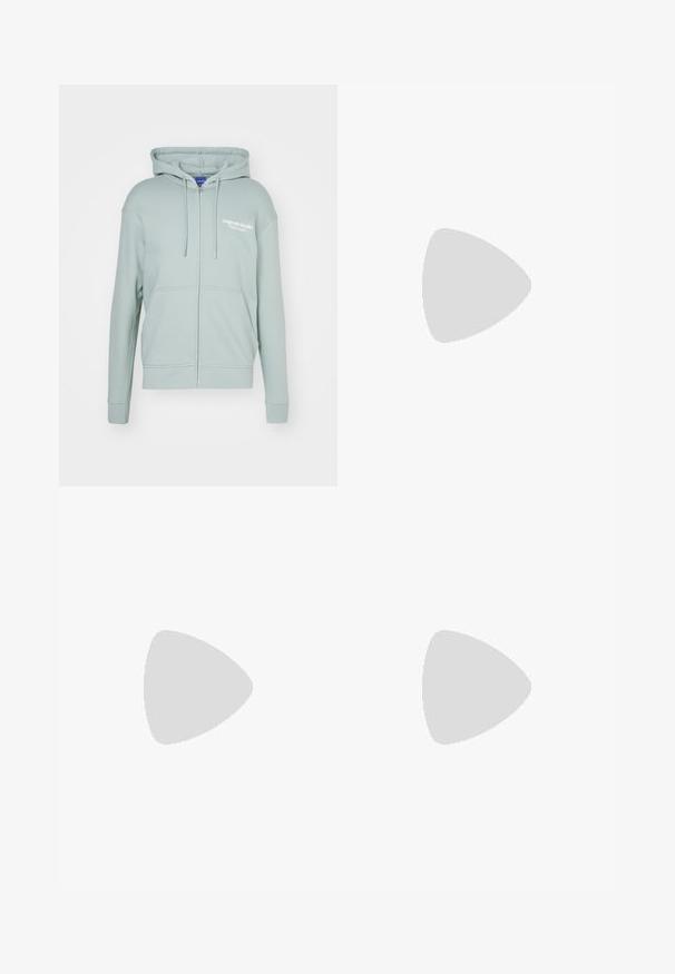 Jack & Jones JORVESTERBRO HOOD - Sweater met rits - gray mist; Witte katoenen t-shirt met ronde hals, korte mouwen en een klein zwart "W.W." logo op de linkerborst. Gladde textuur, reguliere pasvorm.; Lichtblauwe denim jeans met een relaxed fit, voorzien van patchworkpanelen, bovenste knoopsluiting, vijf-pocket ontwerp en subtiele branding op het been.; Zwarte canvas sneakers met witte rubberen neuzen en veters. Contrasterende stiksels en metalen oogjes voegen detail toe. Gecombineerd met beige broek en zwarte stof.