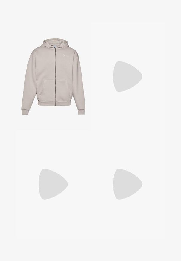 Sudadera con cremallera de color gris claro, hecha de una tela suave, con un bolsillo frontal, puños acanalados y un pequeño logo blanco en el pecho.; Camiseta blanca de algodón con mangas cortas, cuello redondo, corte relajado y sin logotipos ni patrones visibles. Textura suave y diseño minimalista.; Pantalones de chándal negros hechos de tela suave, con una cinturilla elástica con cordón, puños acanalados y un pequeño logo en el muslo izquierdo.; Zapatillas de cuero blanco con perforaciones, punta redonda, suela plana y cordones gruesos, con un logo de swoosh visible y "AIR" en el talón.
