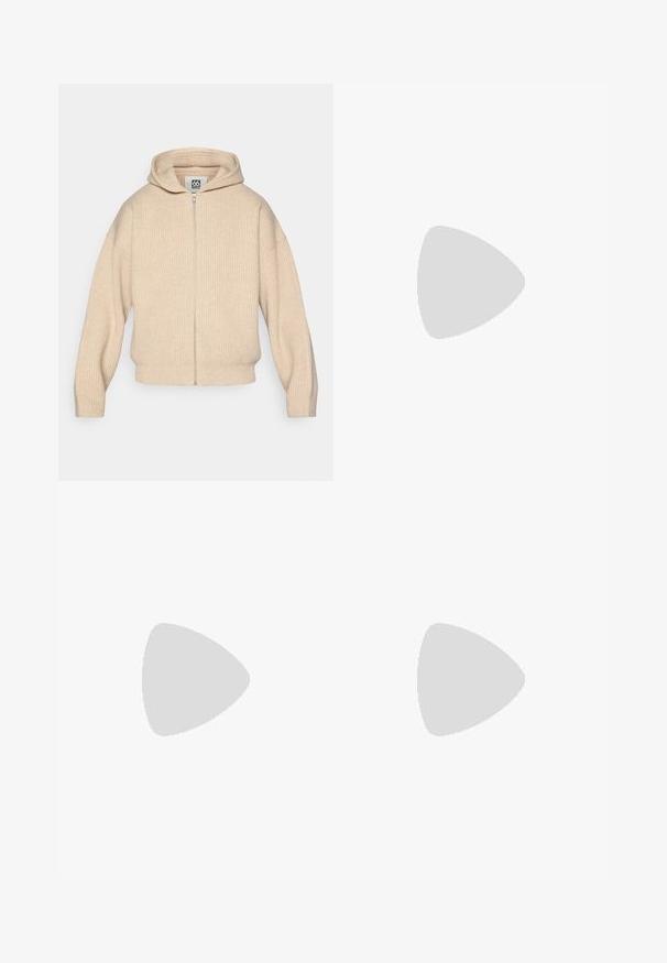 Sweater com capuz bege, de fecho éclair, feito de tecido canelado. Apresenta um fecho à frente e ombros ligeiramente caídos para um ajuste descontraído.; T-shirt de algodão branco com mangas curtas, apresentando um acabamento texturizado e um logo preto de três riscas no lado esquerdo do peito. Decote redondo.; Calças esportivas brancas feitas de tecido suave, com uma cintura elástica e punhos ajustados, apresentando um logo preto no bolso de trás.; Tênis de corrida leves em azul pálido com riscas pretas. Apresentam um cabedal liso, bico redondo e uma entressola espessa branca rotulada como "LIGHTSTRIKE PRO."