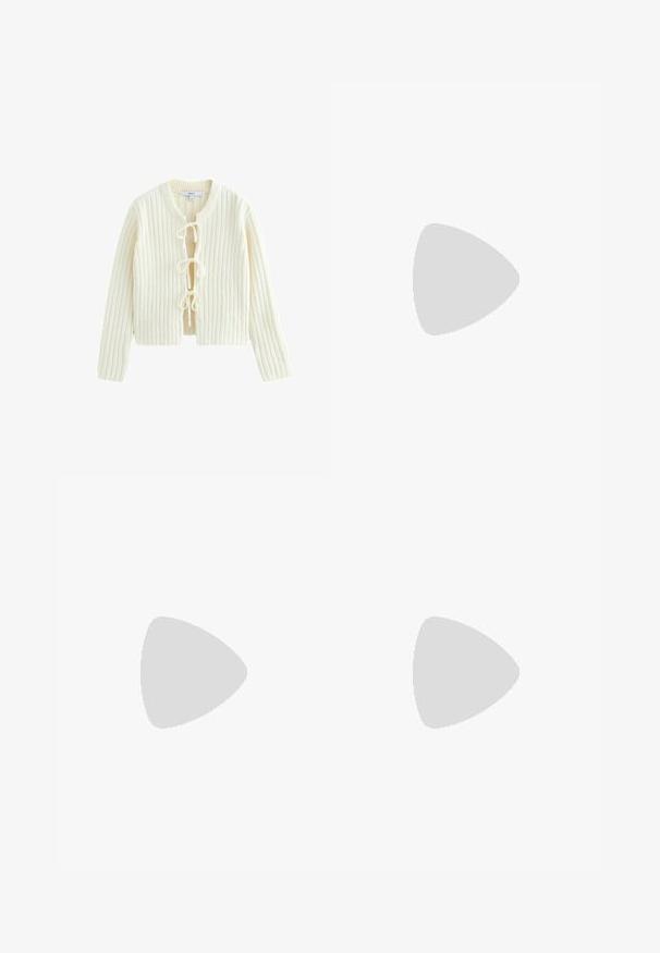 Elfenben ribbet strikket cardigan med lange ærmer, rund halsudskæring og tre frontknapper. Blød tekstur med en cropped pasform.; Hvid langærmet t-shirt lavet af ribbet stof med rund halsudskæring og lige skæring i kanten. Enkel, ensfarvet design.; Bleget blå flare jeans med høj talje, forlommer og knaplukning. Blød denimstruktur med synlige sy detaljer.; Grå ruskinds sneakers med hvide snørebånd, sorte striber og en hvid gummisål. Har et rundt logo på tungen og en gummisål.