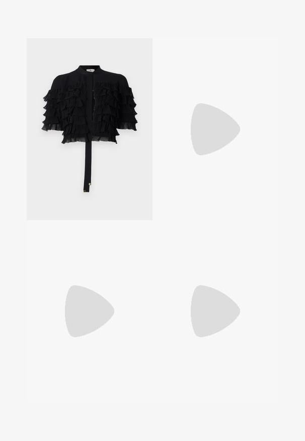 Zwarte cropped jas met geraffineerde chiffon mouwen, voorzien van een ronde halslijn en een sluiting met strik aan de voorkant met gouden hardware accenten.; Marineblauwe blouse met een zachte satijnen textuur, splitnek en brede, golvende mouwen. Losvallend ontwerp voor comfort.; Zwarte flared broek gemaakt van een rekbaar materiaal met een gladde textuur, met naaddetails aan de voorkant voor extra ontwerp.; Zwarte leren kniehoge laars met puntige neus en chunky hoge hak, getoond in zijaanzicht aan de linkerkant op een witte achtergrond.