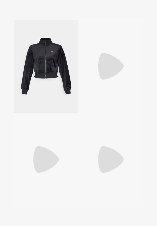 Guess COUTURE FULL ZIP  - Majica s kapuljačom i patentnim zatvaračem - jet black; Dva dugo rukava, jedan crni i jedan bijeli, oba s kvadratnim izrezom i izrađeni od mekane, rastezljive tkanine.; Crne krojene hlače s glatkom teksturom, koje imaju dva prednja džepa s dekorativnim detaljima, a imaju i uske krojne linije.; Crne lakirane kožne gležnjače s šiljastim prstom i srednje visokom blok petom. Glatka tekstura i minimalistički dizajn.
