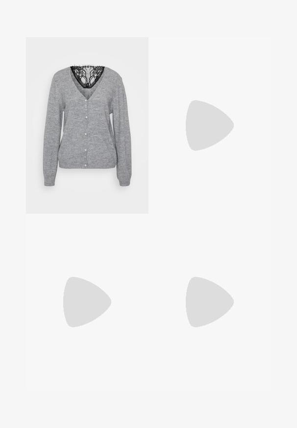 Grauer Cardigan aus weichem Strickmaterial, mit V-Ausschnitt, Perlmuttknöpfen und einem schwarzen Spitzenbesatz am Ausschnitt. Lange Ärmel inklusive.; Weißes Leinenhemd mit langen Ärmeln, Button-Down-Kragen und Knöpfen auf der Vorderseite. Verfügt über ein kleines blaues gesticktes Logo auf der Brust.; Helle blaue Jeans im geraden Schnitt, mit fünf Taschen und einem Knopfverschluss. Sie weisen dezente Verfärbungen und orangefarbene Nähte auf.; Burgunderfarbene Lacklederschuhe mit quadratischer Zehenform und Knöchelriemen, kombiniert mit hellblauen, locker sitzenden Jeans. Die Schuhe haben eine glänzende Oberfläche.