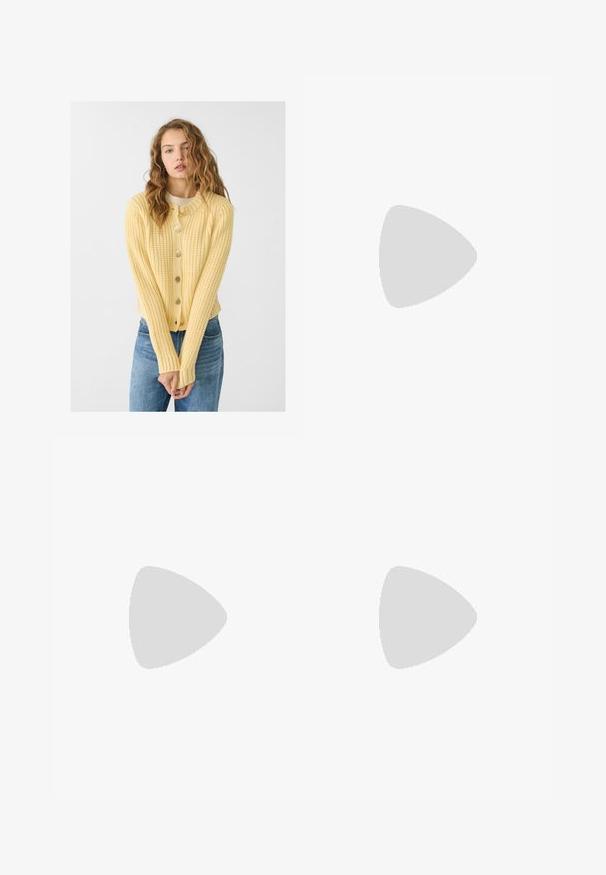 Stradivarius Gilet - yellow; Stradivarius THE MET CROPPED - T-shirt imprimé - white; Stradivarius WIDE - Pantalon de survêtement - white; Stradivarius CORSET  - Escarpins - pink