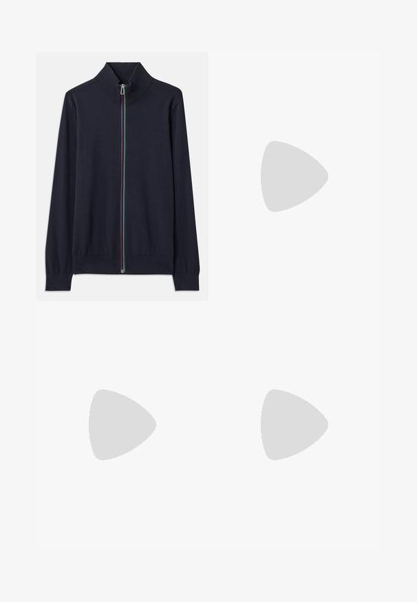 Marinblå zip-up cardigan med hög krage, försedd med en flerfärgad dragkedja och ribbade cuffs. Tillverkad av ett mjukt stickat material.; Vit kortärmad t-shirt i bomullstyg med rund halsringning. Enkelt design utan mönster eller detaljer. Slät textur.; Svarta byxor med rak passform, tillverkade av mjukt tyg, med två sidofickor och en framknäppning.; Vita lädersneakers med en slät yta, rund form, platt gummisula och vita snören. Har en minimalistisk design och diskret varumärkning.