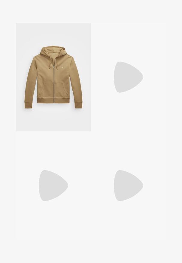 Polo Ralph Lauren - Bluza rozpinana; Jasnoniebieska koszula z krótkim rękawem, wykonana z lnu, z kołnierzykiem typu camp, przednią kieszenią i pięcioma guzikami na plisie. Logo marki na kieszeni.; Granatowe spodnie dresowe z wiązaniem w talii, elastycznymi mankietami i małym białym logo na górnej części lewej nogawki. Miękka tekstura materiału.; Białe buty sportowe z chropowatą skórzaną cholewką, z wyściełanym kołnierzem, szarymi akcentami i czarną gumową podeszwą. Zawierają logo po boku.