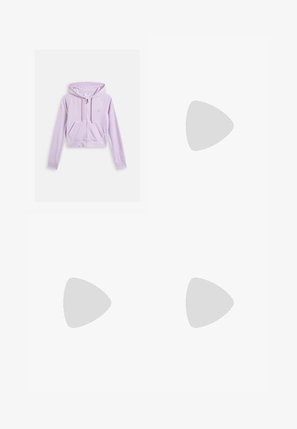 Felpa cropped in lavanda con zip frontale, tasca a marsupio e cappuccio con stringa. Presenta un logo ricamato sul petto. Tessuto morbido.; T-shirt di cotone nero con maniche corte, caratterizzata da un numero "95" stampato in bianco sul davanti e cuciture a contrasto lungo i bordi.; Pantaloni neri a gamba larga con cintura elastica e un piccolo logo Nike bianco. Il tessuto ha una texture liscia, progettata per il comfort e l'abbigliamento casual.; Scarpe da ginnastica nere con tomaia in rete, dettagli testurizzati e pod di ammortizzazione visibili nella suola. Indossate con jeans in denim blu.