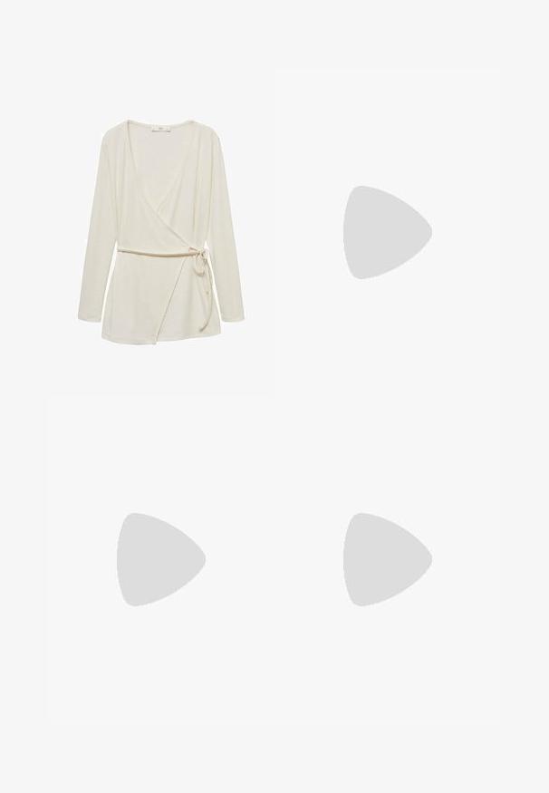 Mango Kofta - beige; Vit skräddarsydd topp i ribbat tyg med korta ärmar och rynkade detaljer på sidorna för textur och form.; Vita vida byxor i vid passform gjorda av ett lättviktsmaterial. Har en elastisk midja med dragsko och sidofickor. Slät textur.; Ljusrosa mockaskor med vita ränder och snören, med en strukturerad tunga och en gummisula, placerade på en blå matta.