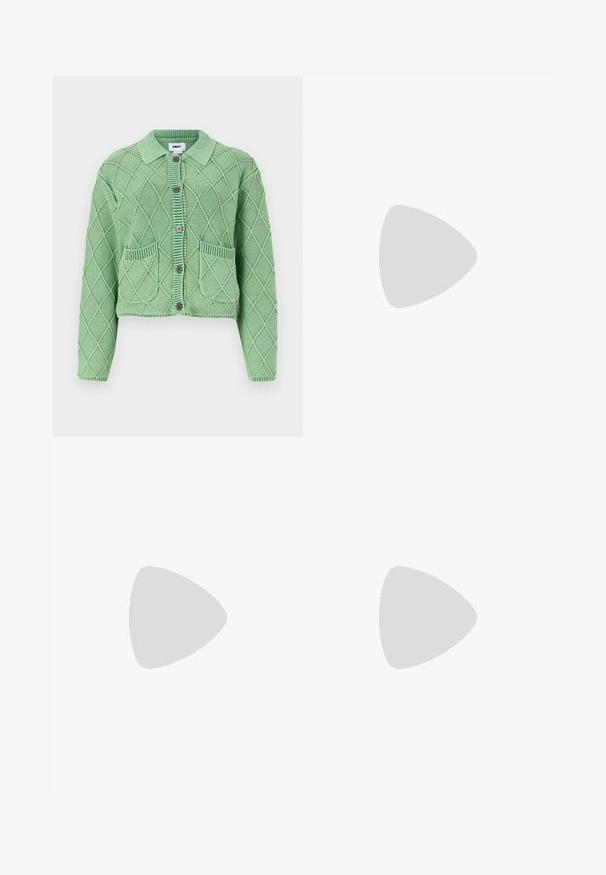 Cardigã malha verde claro com padrão de diamante, fecho frontal com botões, gola, e dois bolsos frontais com detalhes em canelado.; T-shirt preta feita de algodão com mangas curtas. Apresenta uma gravação de teia de aranha branca e um logótipo na parte da frente. Possui um decote simples em forma redonda.; Calças de ganga azuis de perna larga com cintura alta, costuras em contraste e bolsos laterais, apresentando um design clássico de cinco bolsos e bainhas desfiadas.; Sapatilhas brancas da Nike com detalhes em vermelho, combinadas com calças pretas com um padrão floral. A textura é suave com uma sola plana trançada.